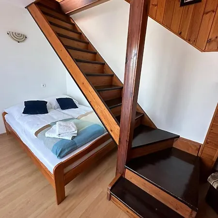 Rejs Guest house *
